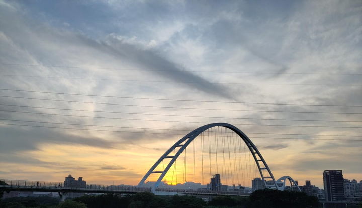 黃昏的雲、架空電纜、橋