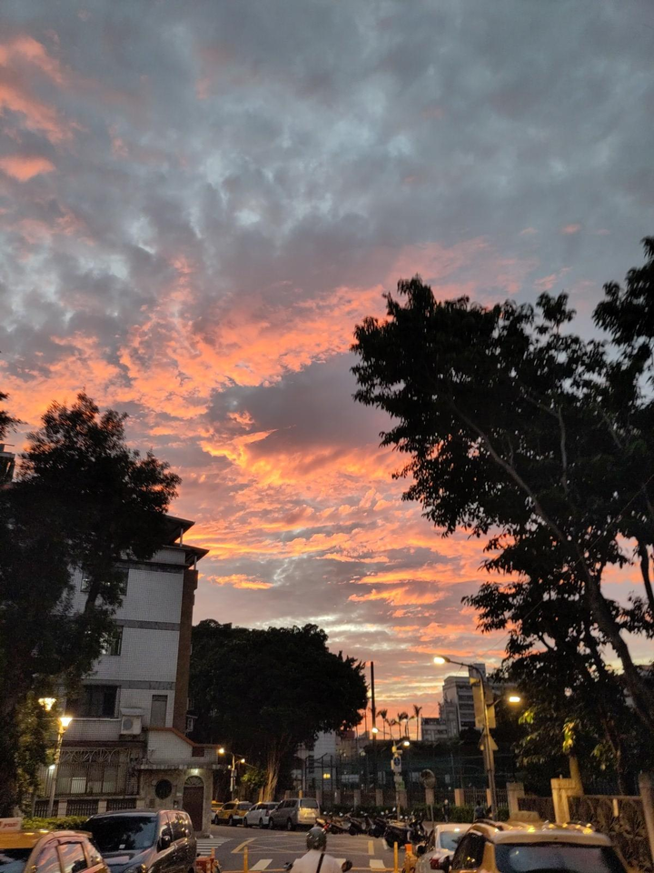 黃昏的都市，天空是橙紅色的